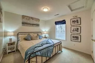 Mökkimajoitus Spacious Lakefront Kentucky Home Rental!