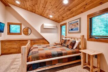 Сельский дом Waterfront Highland Lake Home W/ Deck + Dock