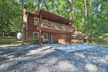 Mökkimajoitus Weaverville Home W/ Wraparound Deck & Fire Pit!
