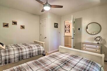 بيت ريفى Weaverville Home W/ Wraparound Deck & Fire Pit!