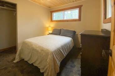 بيت ريفى Burns Lake Cabin W/ Dock, Fire Pit, Rowboat & More