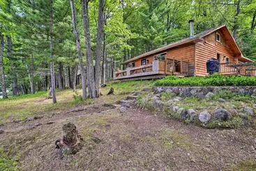 コテージ Burns Lake Cabin W/ Dock, Fire Pit, Rowboat & More