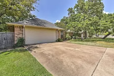 کلبه Cozy College Station Home W/ Patio And Fireplace