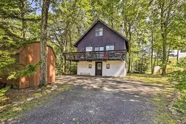 Mökkimajoitus Pocono Summit Getaway W/ Game Room: Walk To Lake!