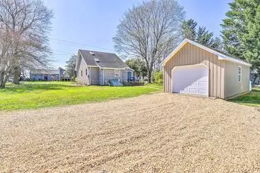 Family Friendly Cottage, Walk To The Beach!