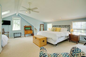 Family Friendly Cottage, Walk To The Beach!