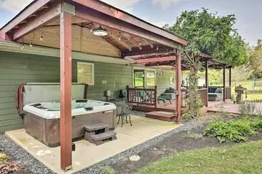 Mökkimajoitus Family Friendly Brookville Home W/ Hot Tub!