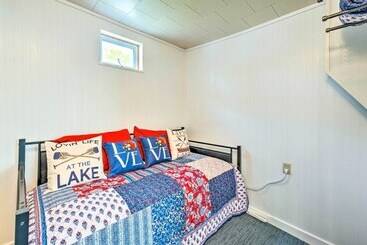 Сельский дом Historic Cabin Retreat: Steps To Okoboji Lake