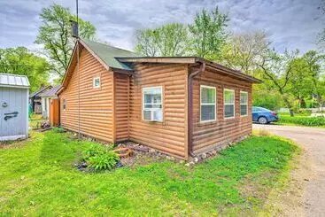 Mökkimajoitus Historic Cabin Retreat: Steps To Okoboji Lake