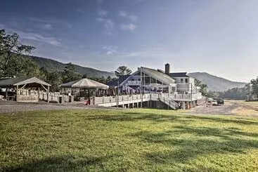 Mökkimajoitus Mcgaheysville Vacation Rental: Yard & Fire Pit!