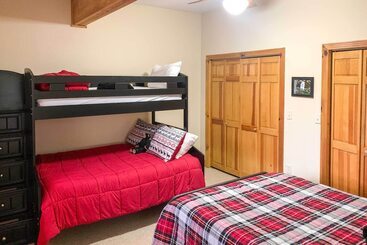 茅舍 Private Sapphire Valley Resort Cabin W/ Mtn Views!