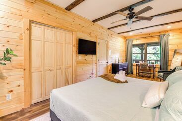 Сельский дом Secluded Sevierville Cabin: Mtn Views & Hot Tub