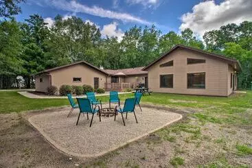 Mökkimajoitus Spacious Verndale Home W/ Backyard Fire Pit!