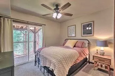 Mökkimajoitus Luxury Retreat: Custom Mi Wuk Village Cabin!