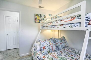 Сельский дом Merritt Island Home: Fire Pit & Canal Access!