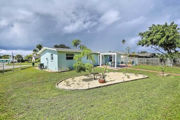 Dom wiejski Merritt Island Home: Fire Pit & Canal Access!