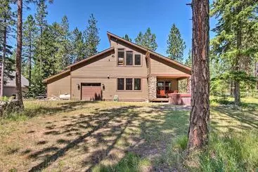 Mökkimajoitus Modern Rustic Ronald Getaway: Hot Tub, Grill!