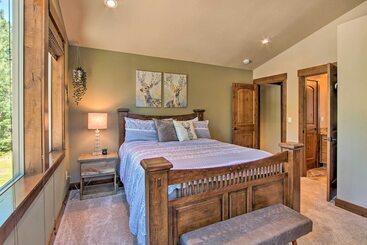 コテージ Modern Rustic Ronald Getaway: Hot Tub, Grill!