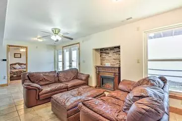 Mökkimajoitus House W/ Deck Overlooking Lake Of The Ozarks!