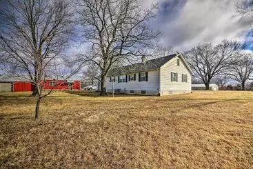 Mökkimajoitus Peaceful Missouri Home, 25 Mi To Truman Lake!
