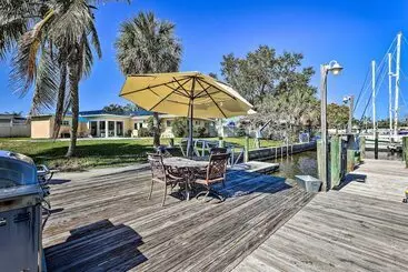 Mökkimajoitus Waterfront Palmetto Home W/ Pool, Dock & Kayaks!