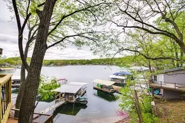 Mökkimajoitus Waterfront Ozarks Home W/ Hot Tub, Bar & Dock