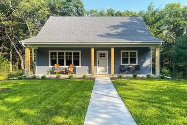 コテージ Chic Wisconsin Retreat W/ Deck, Grill & Fire Pit!