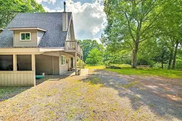 コテージ Cozy Northville Home W/ Dock, Lake Access & Views!