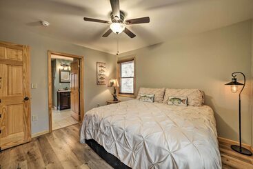 קוטג'' Cozy Waverly Cabin W/ Fireplace & Deck!