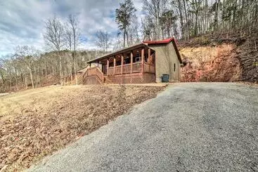 Mökkimajoitus Cozy Waverly Cabin W/ Fireplace & Deck!