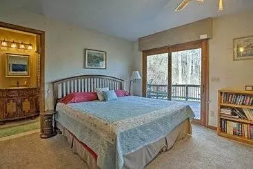 Mökkimajoitus Emerald Gate Farm Cabin W/ On Site Fishing Pond!