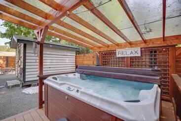 Dom wiejski Farmhouse W/ Private Hot Tub < 1 Mile To Birch Bay