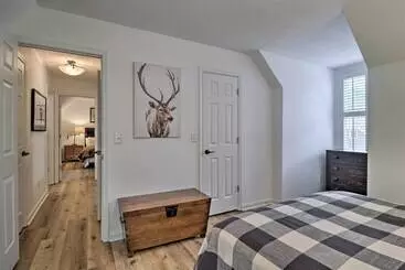 Highlands Cottage W/ Sunroom ~ 1 Mile To Downtown!