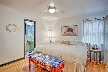 Dom wiejski Pet Friendly River District Home W/ Fenced Yard