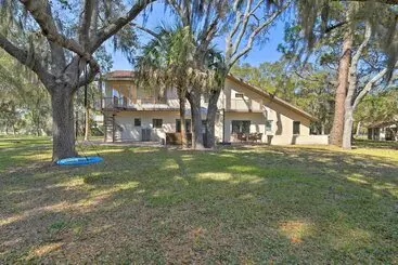 Mökkimajoitus The Peacock Farm Largo Home + Outdoor Oasis!