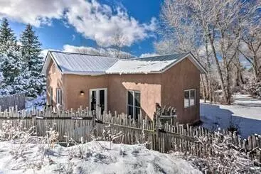 Mökkimajoitus Unique Casita W/ Kiva Fireplace: 11 Mi To Taos Ski