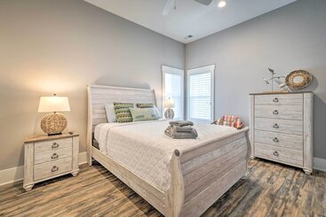 Сельский дом Bright Coastal Abode With Porch & Beach Access!