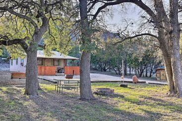 Quinta ou Casa Rural Cabana Sol  Cabin: 4 Mi To Garner State Park
