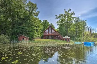 コテージ Cabin On Lake W/ 63 Acres & Trails + Guest House!