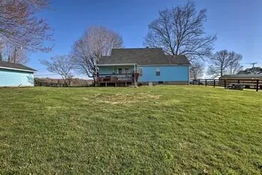 Mökkimajoitus Charming East Bernstadt Retreat < 6 Acre Farm!