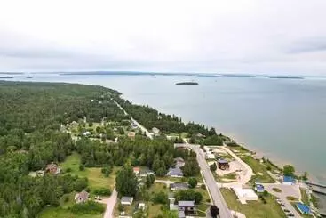 コテージ Colorful Lake Huron Home: Near Ferry & Beach!