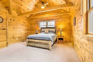 コテージ Cozy Log Home: Centrally Located & Pet Friendly!