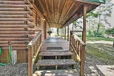 Vakantiehuisje Cozy Broken Bow Cabin W/ Hot Tub & 2 Porches!