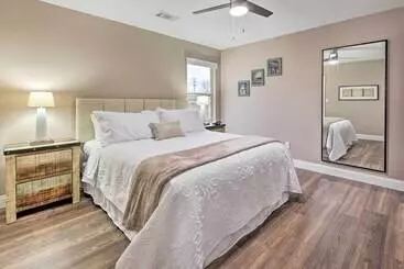 コテージ Gorgeous Bentonville Vacation Rental!