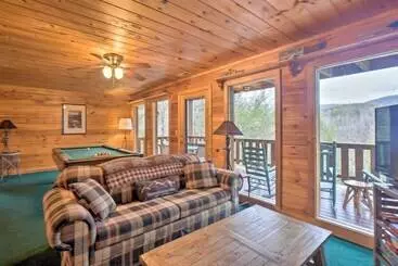 Mökkimajoitus Quaint Sevierville Cabin W/ 2 Tier Deck & Hot Tub!