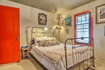 Mökkimajoitus Dock On Lake Siesta: Spacious La Grange Retreat!