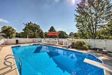 コテージ Spacious Palmyra Home W/ Fire Pit & Deck!