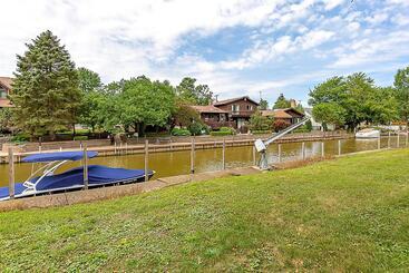 Dom wiejski Vermilion River Home W/ Hot Tub & Private Dock!