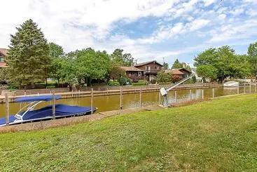 Mökkimajoitus Vermilion River Home W/ Hot Tub & Private Dock!