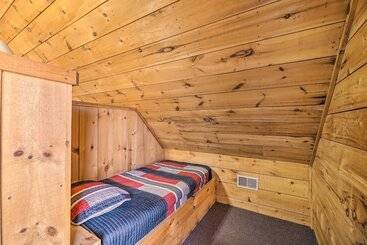 Сельский дом Warm & Woodsy Rothbury Escape W/ Loft & Porch